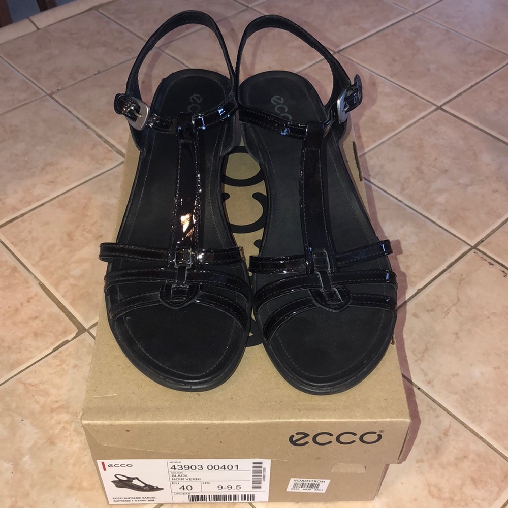 🆕Ecco | supreme T strap black patent